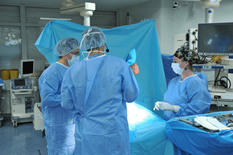Италиански и български хирурзи демонстрираха във ВМА артроскопски методи за лечение на рамо и коляно