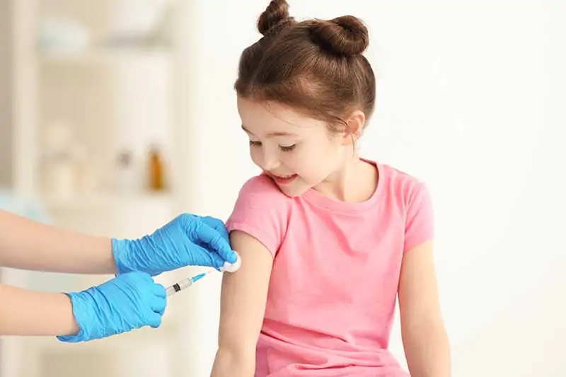 Директори на училища незаконно отказват да приемат деца без ваксини