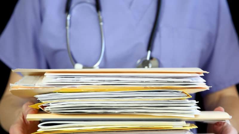 Отложиха промените за първите 3 дни от болничния, обмислят наказания срещу лекарите
