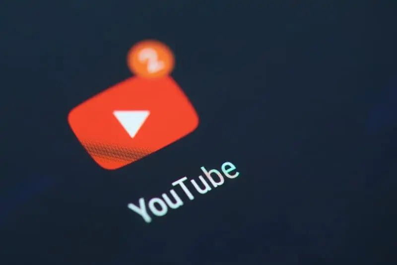 YouTube блокира реклами и финансиране на антиваксъри