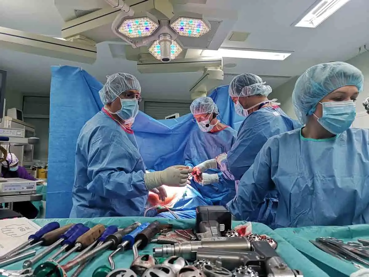 Хирурзи от ВМА и Швейцария