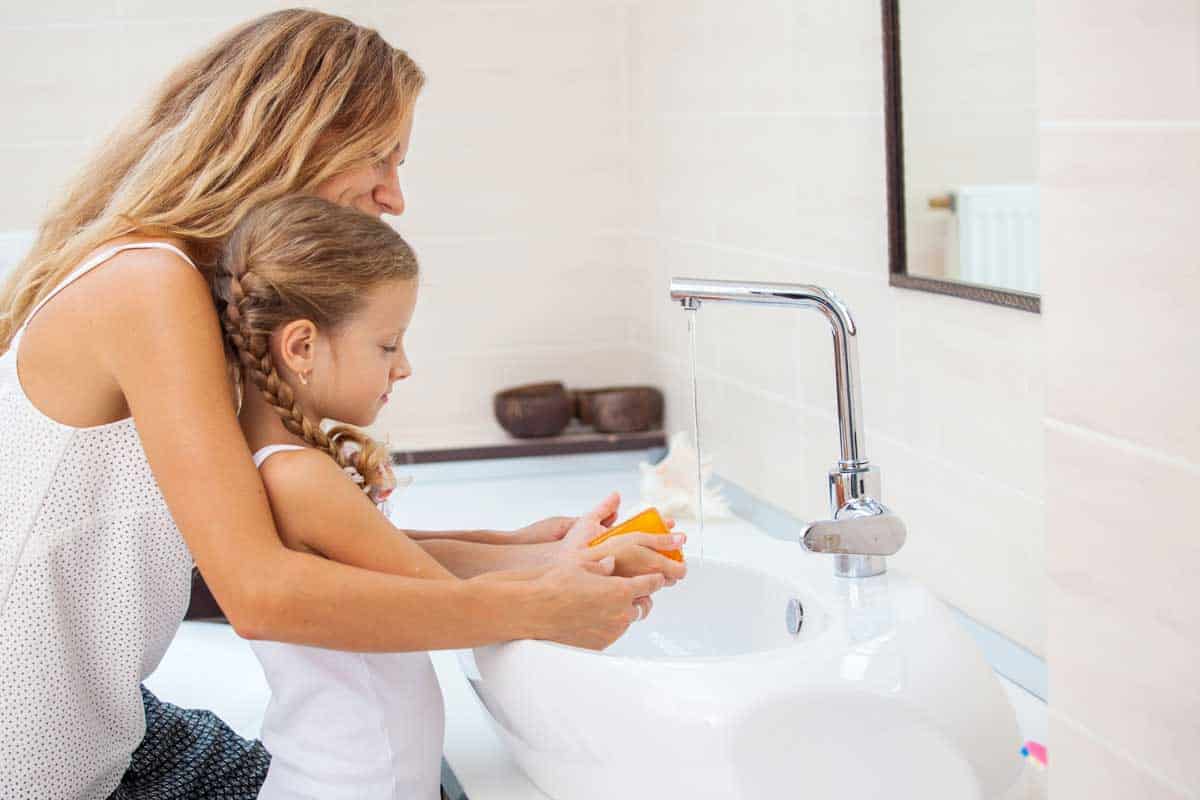 Мама бреет видео. Мама умывает дочь. Мама моет руки ребенку. Мытье рук мама и ребёнок. Малыш умвваетмч с мамой.
