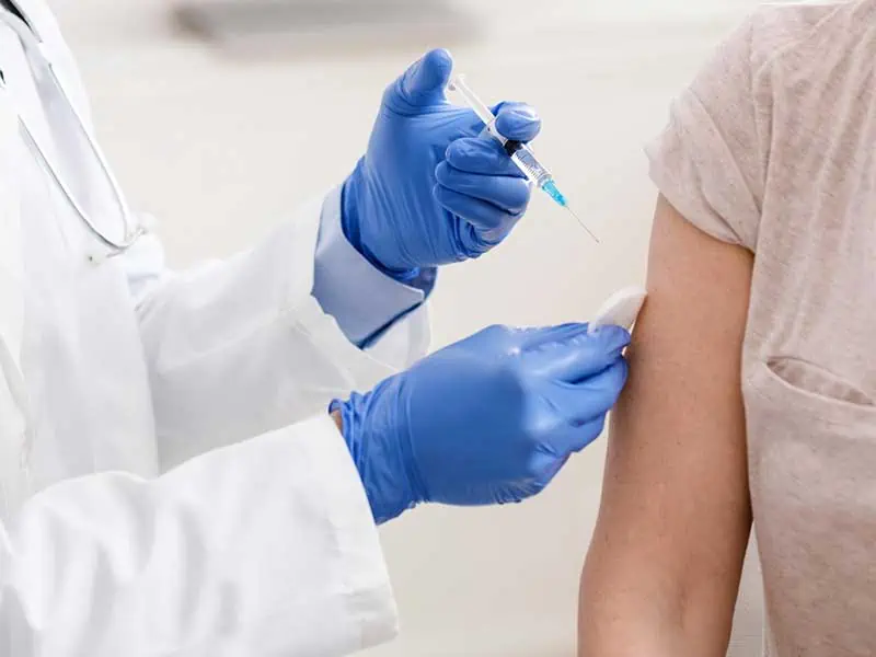 EMA одобри адаптирана COVID ваксина Comirnaty