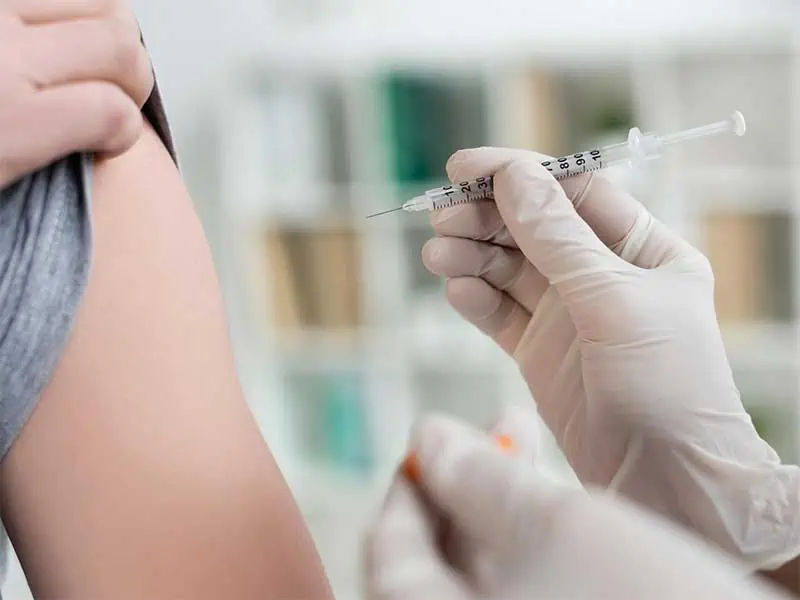 Близо 800 души вече се ваксинираха с новата ваксина срещу COVID-19